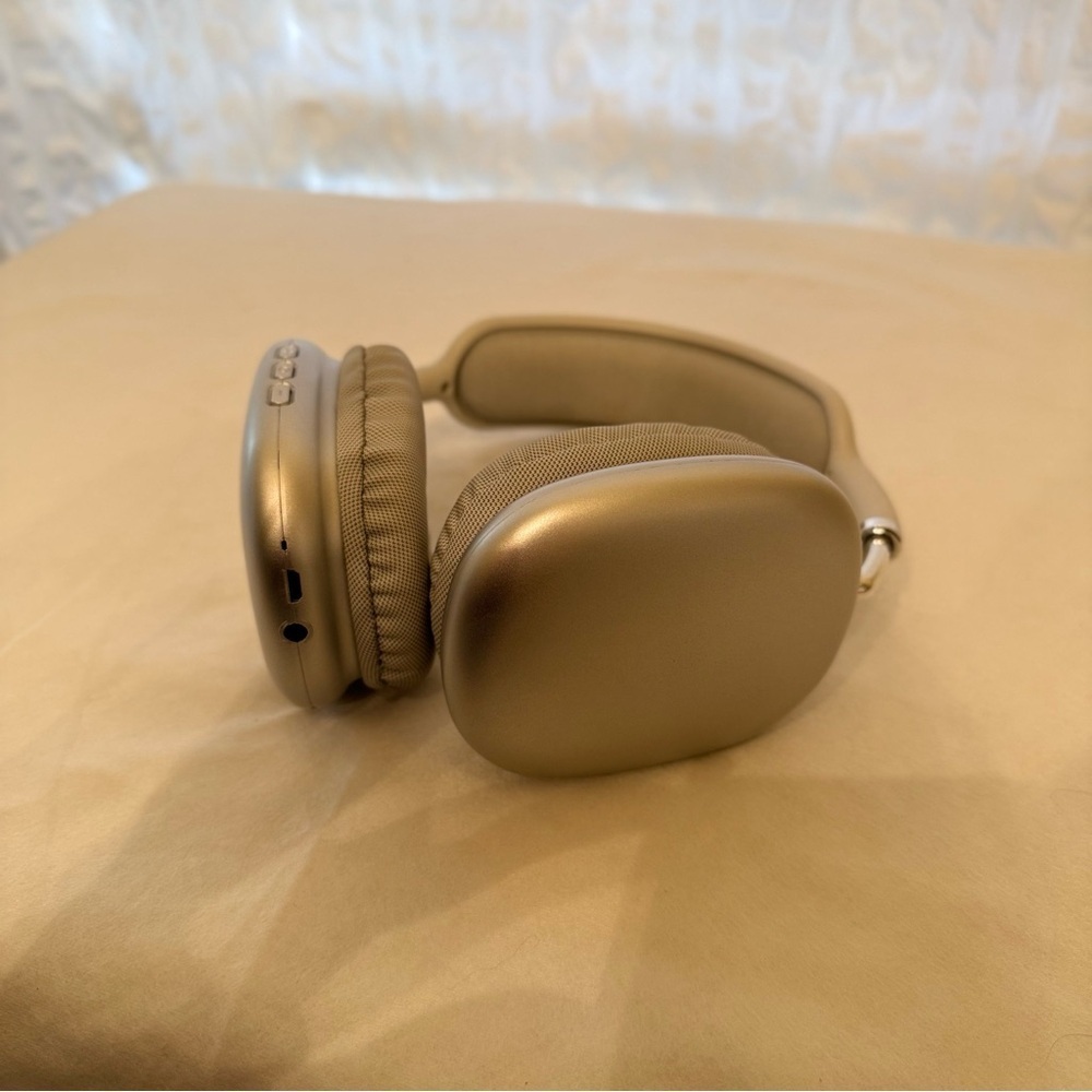 New without tags never used Sleek Over-Ear Headphones in Silver and White - Picture 7 of 9